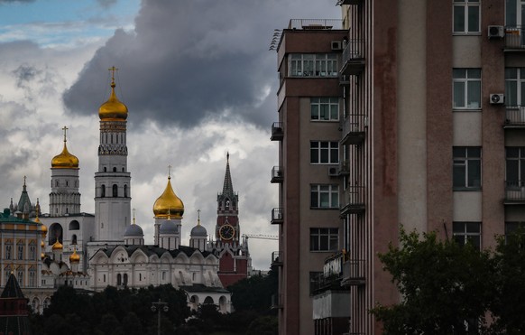 epa08562659 Rain clouds over the Kremlin before heavy rain in Moscow, Russia, 23 July 2020. EPA/YURI KOCHETKOV