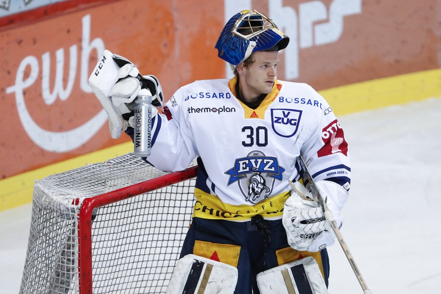 Zugs Torhueter Leonardo Genoni im Eishockey Meisterschaftsspiel der National League zwischen dem SC Bern und dem EV Zug, am Freitag, 26. Februar 2021 in der Postfinance Arena in Bern. (KEYSTONE/Peter  ...