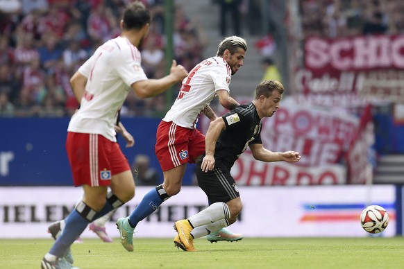 Valon Behrami gegen Xherdan Shaqiri im Kampf um den Ball. Beide bleiben ohne nennenswerten Szenen.