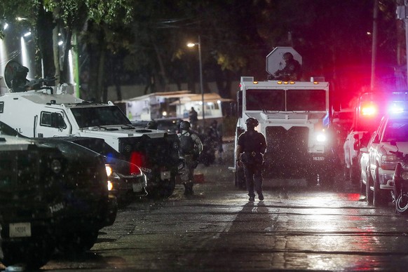epa10990357 A security convoy transferring Nestor Isidro Garcia &#039;El Nini&#039;, alleged head of security of Los Chapitos criminal group, arrives at the headquarters of the Specialized Prosecutor& ...