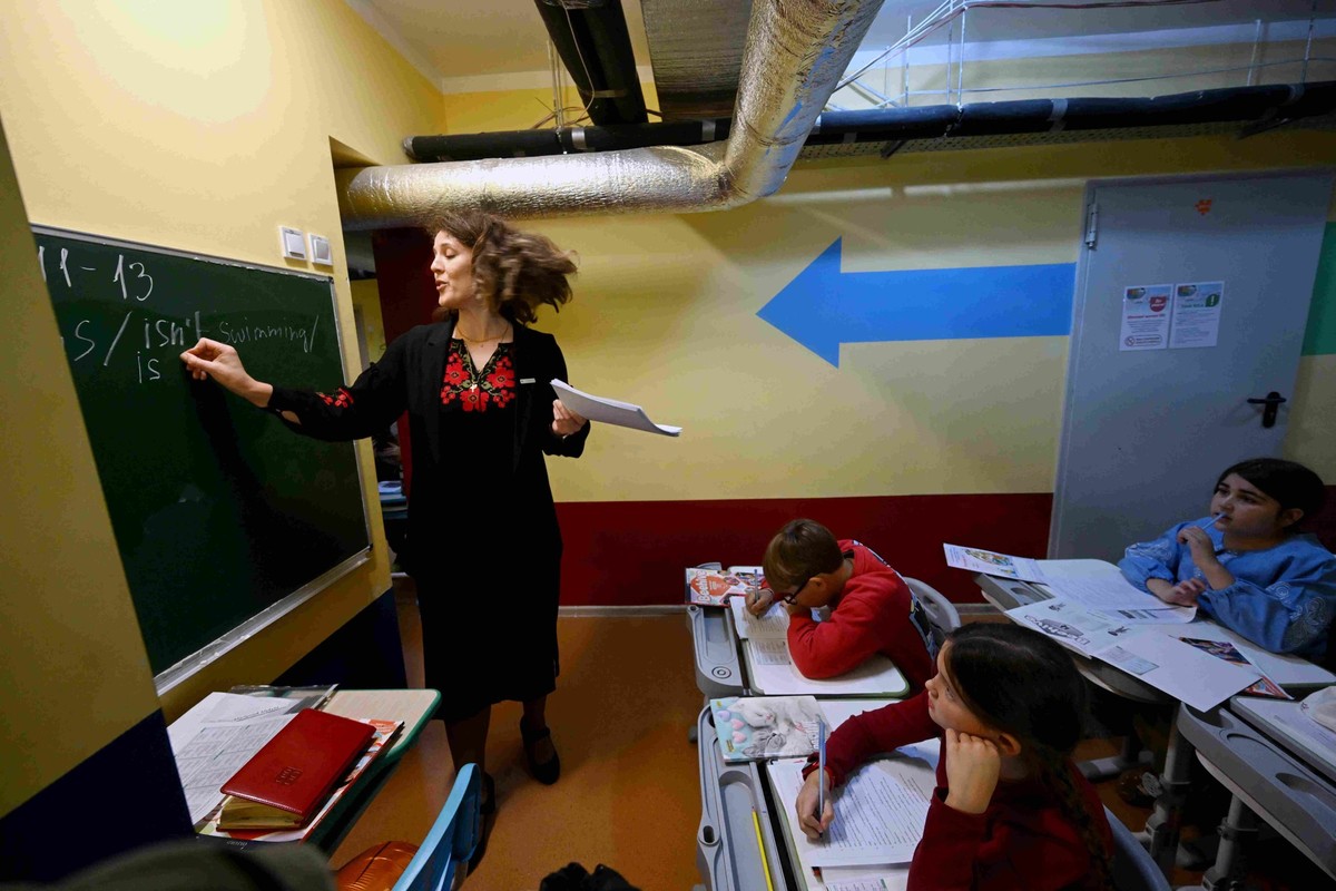 Les professeurs doivent rester des figures rassurantes pour les enfants et ne pas céder à la panique.