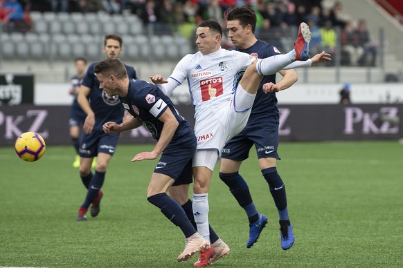 Thuns Stefan Glarner, links, im Duell mit Luzerns Ruben Vargas im Fussball Meisterschaftsspiel der Super League zwischen dem FC Thun und dem FC Luzern, am Sonntag, 17. Maerz 2019, in der Stockhorn Are ...