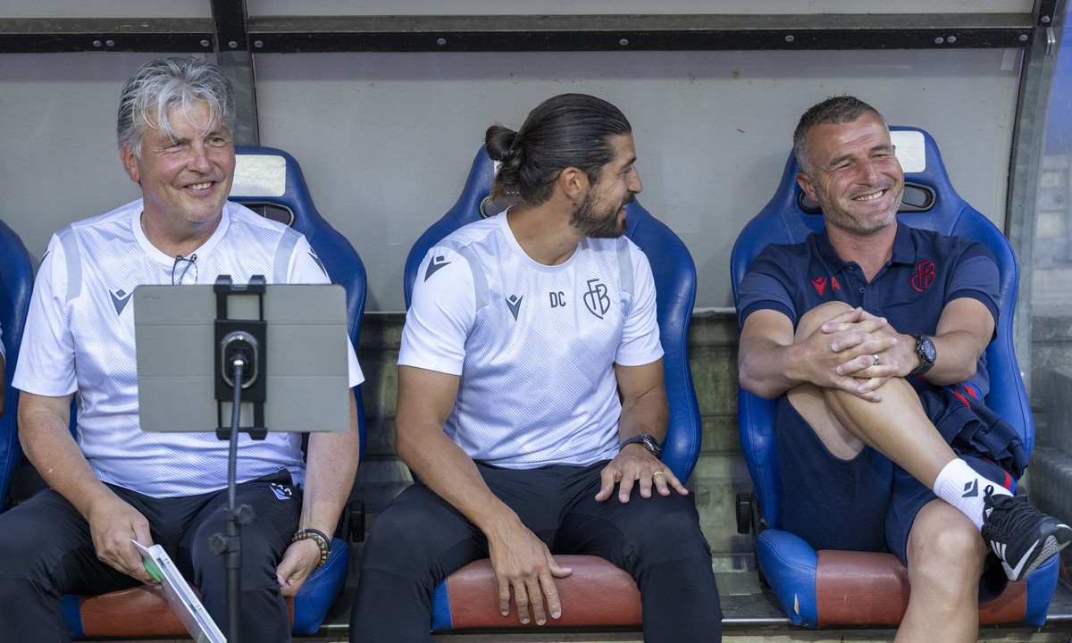 Basels Assistenztrainer Martin Andermatt, und Davide Calla und Cheftrainer Alex Frei, von links, beim Fussball Testspiel zwischen dem FC Basel 1893 aus der Schweiz und dem Hamburger SV aus Deutschland ...