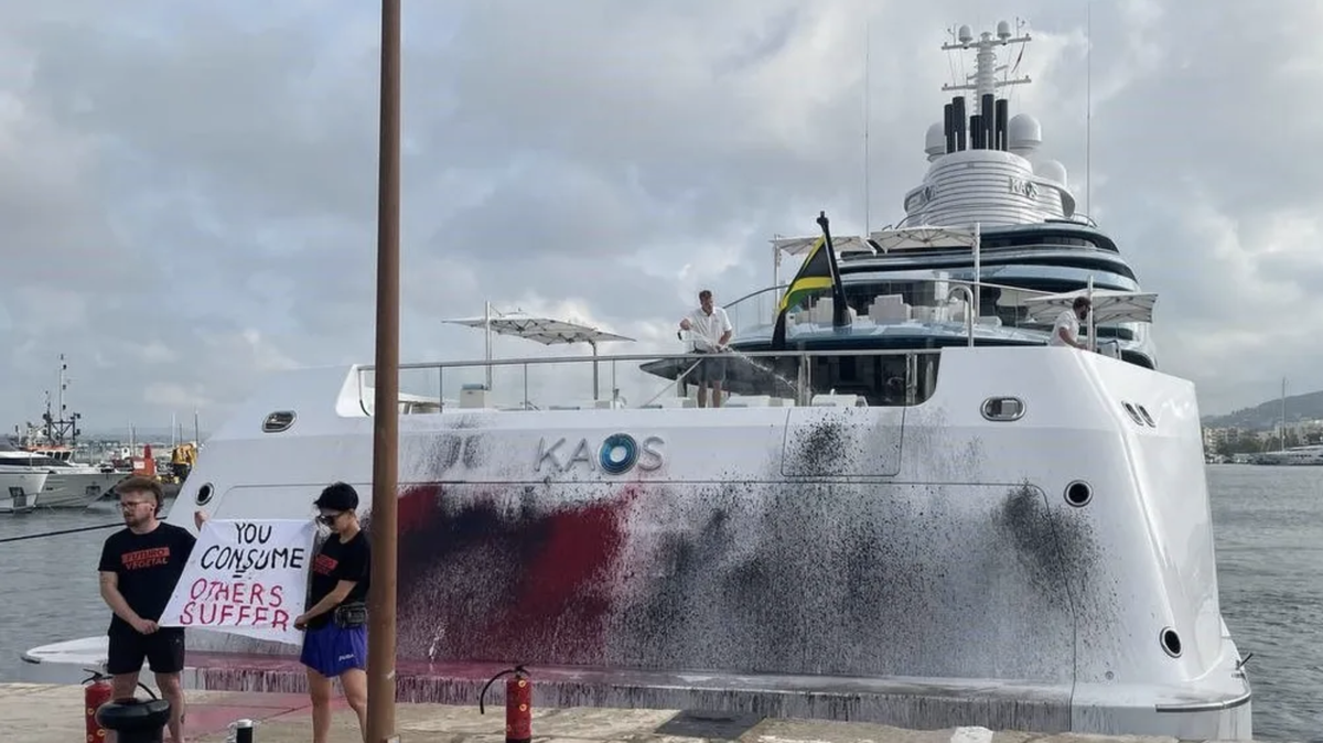 A Ibiza, des activistes du climat ont tagué le super-yacht de l'héritière de Walmart, une lamborghini et un jet privé. Le tout en un week-end.