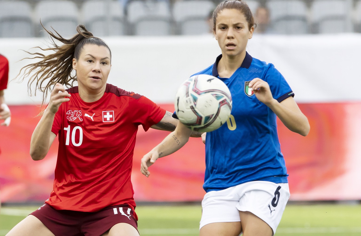 epa09886290 Switzerland&#039;s forward Ramona Bachmann, left, fights for the ball with Italy&#039;s midfielder Manuela Giugliano, right, during the FIFA Women&#039;s World Cup 2023 qualifying round gr ...