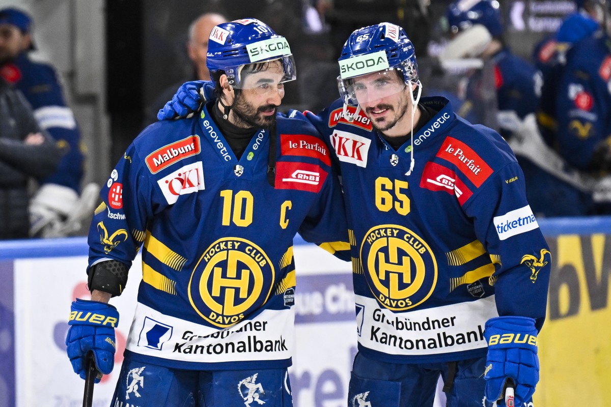 Andres Ambuehl (HCD), links, und Marc Wieser verabschieden sich nach ihrem letzten Spiel fuer den HCD von den Fans beim sechsten Eishockey Playoff Halbfinalspiel der National League zwischen dem HC Da ...