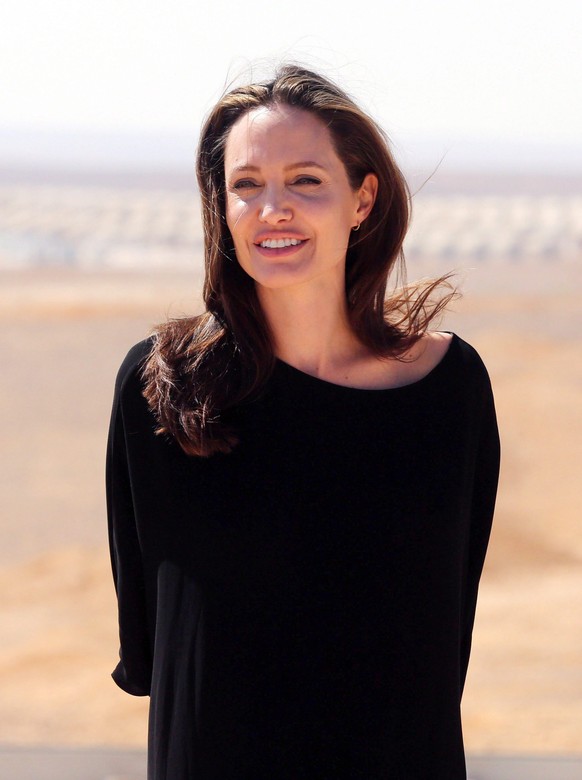 epa05531778 US actress and UN goodwill ambassador Angelina Jolie pose for photographers during her visit to Azraq Syrian refugee camp, 90 Km east of Amman, Jordan, 09 September 2016. EPA/JAMAL NASRALL ...