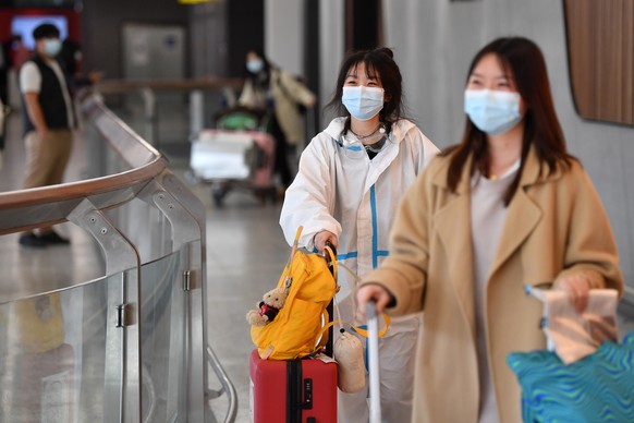 epa09775096 International passengers arrive at Melbourne Airport in Melbourne, Australia, 21 February 2022. Australia&#039;s international borders have reopened without restrictions for fully vaccinat ...