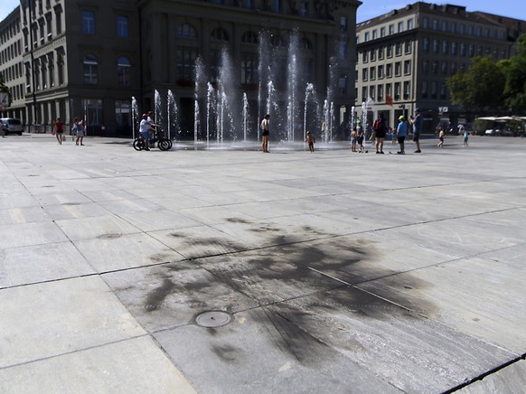 Brandspuren auf dem Bundesplatz, nachdem sich eine Person an einer Demonstration gegen die Asylpolitik selbst anz�ndete.