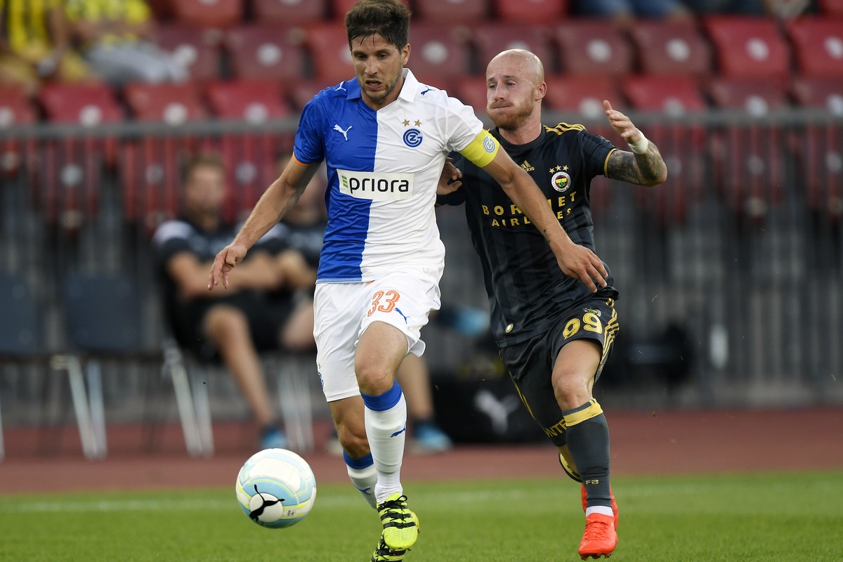 Grasshopper's Benjamin Luethi, left, in action against Fenerbahce's Miroslav Stoch, right, during the UEFA Europa League Play-off second leg match between Swiss Club Grasshopper Club Zurich  ...