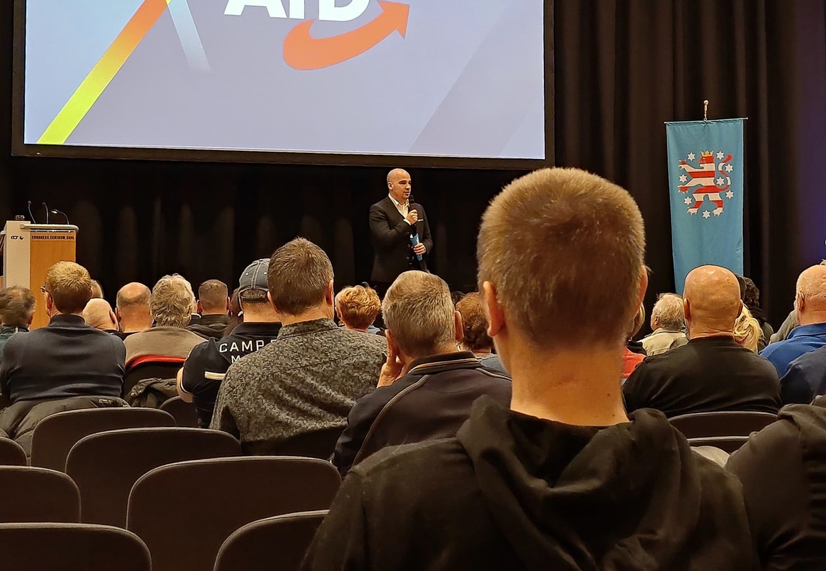 Wahlkampfveranstaltung für die Bundestagswahl am 23. Februar 2025 von der AfD Thüringen in Suhl am 11. Februar 2025, bei der Björn Höcke auftrat. Auf dem Bild spricht nun Robert Teske, der ehemalige B ...