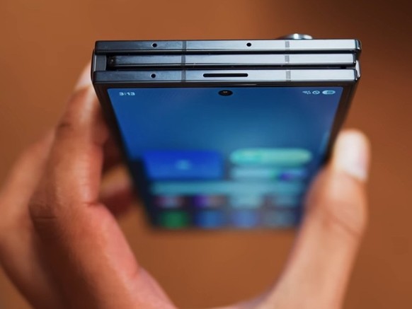 Das TriFold ist deutlich dicker und schwerer als normale Smartphones.