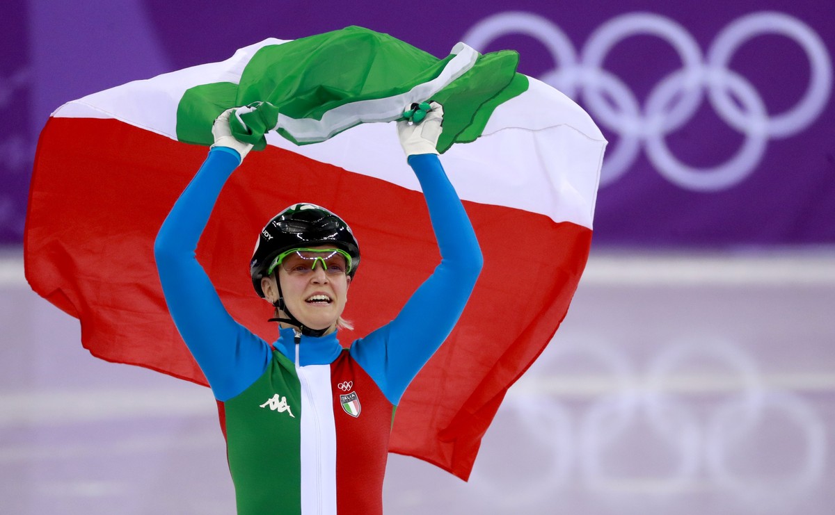 epa06520893 Gold medal winner Arianna Fontana of Italy celebrates during the Women's Short Track Speed Skating 500 m final at the Gangneung Ice Arena during the PyeongChang 2018 Olympic Games, So ...
