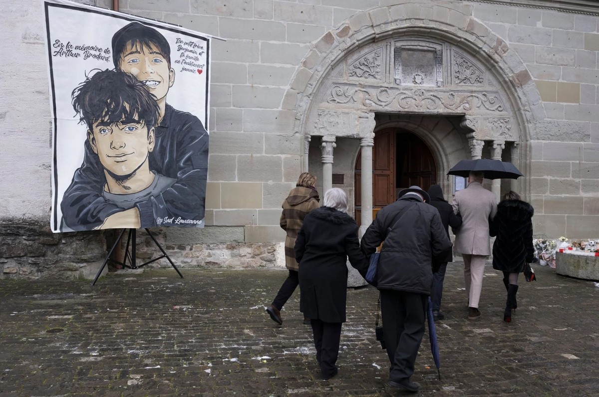 Vor der Kirche zeigt ein Kunstwerk Arthur und seinen jüngeren Bruder Benjamin.