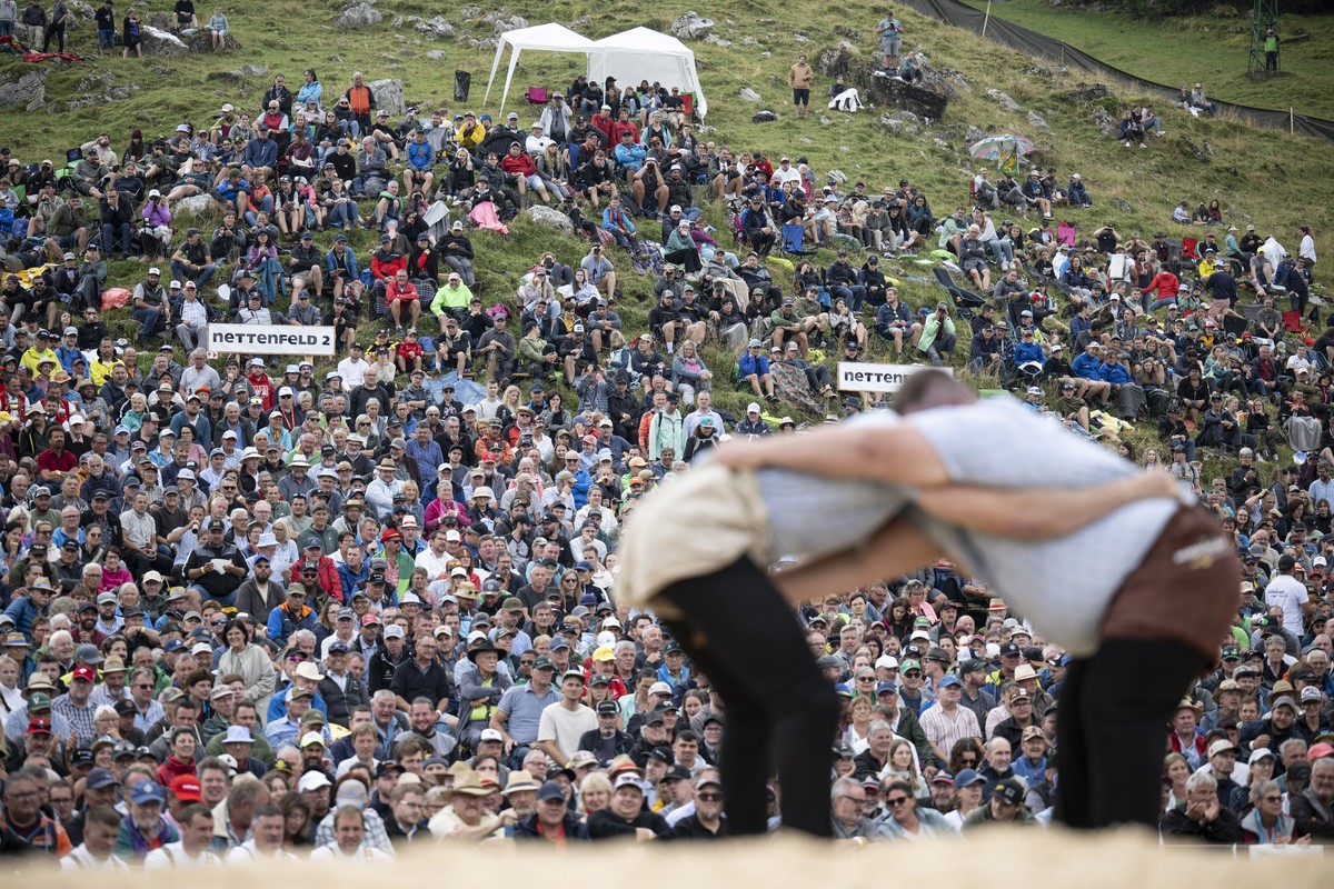 Zuschauer im dritten Gang beim traditionellen Schwaegalp Schwinget, am Sonntag, 17. August 2025, auf der Schwaegalp in Urnaesch. Das Schwingfest feiert dieses Jahr sein 25 Jahr Jubilaeum. (KEYSTONE/Gi ...