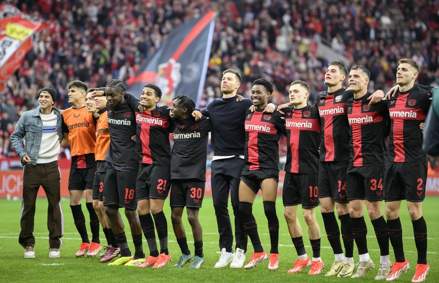 Schlussjubel LEV, die Mannschaft feiert vor den Fans, Trainer Xabier ALONSO LEV/ mitte, v.l. Exequiel PALACIOS LEV, Piero HINCAPIE LEV, Alejandro GRIMALDO LEV, Gustavo PUERTA LEV, Noah MBAMBA LEV, Ami ...