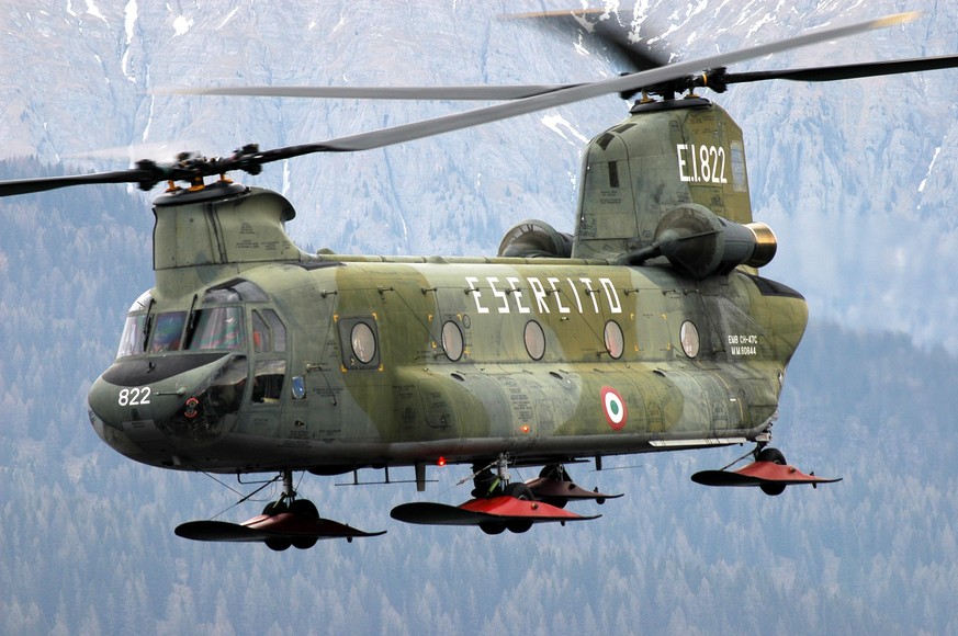 Ein mit «Skis» ausgerüsteter Chinook der italienischen Luftwaffe.