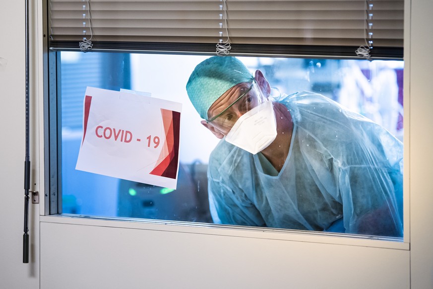 Medical personnel at work in the intensive care unit of the Sion hospital (Hopital de Sion) during the coronavirus disease (COVID-19) outbreak in Sion, Switzerland, Wednesday, April 1, 2020. (KEYSTONE ...