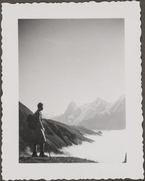 Lauterbrunnen, Sefinental im Nebelmeer, Wasenegg, Bergsteigerin, Blick nach Ostnordosten (ENE). Hinten: Eiger, Mönch und Jungfrau (angeschnitten); Aufnahmestandort wahrscheinlich Hundschnubel oder Hor ...