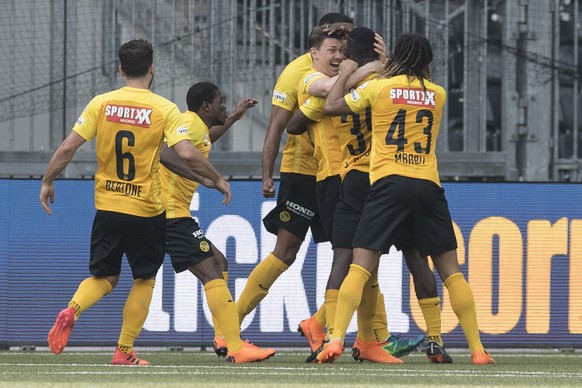 YBs Spieler feiern den Treffer zum 1:0 im Fussball Meisterschaftsspiel der Super League zwischen den Berner Young Boys und dem FC Zuerich, am Sonntag, 15. April 2018, im Stade de Suisse in Bern. (KEYS ...