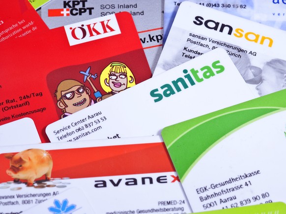 ARCHIVBILD ZUR PRAEMIENENTLASTUNGS-INITIATIVE --- Versicherungskarten verschiedener Krankenkassen, aufgenommen am 5. Juni 2009 in Zuerich, Schweiz. (KEYSTONE/Gaetan Bally)
