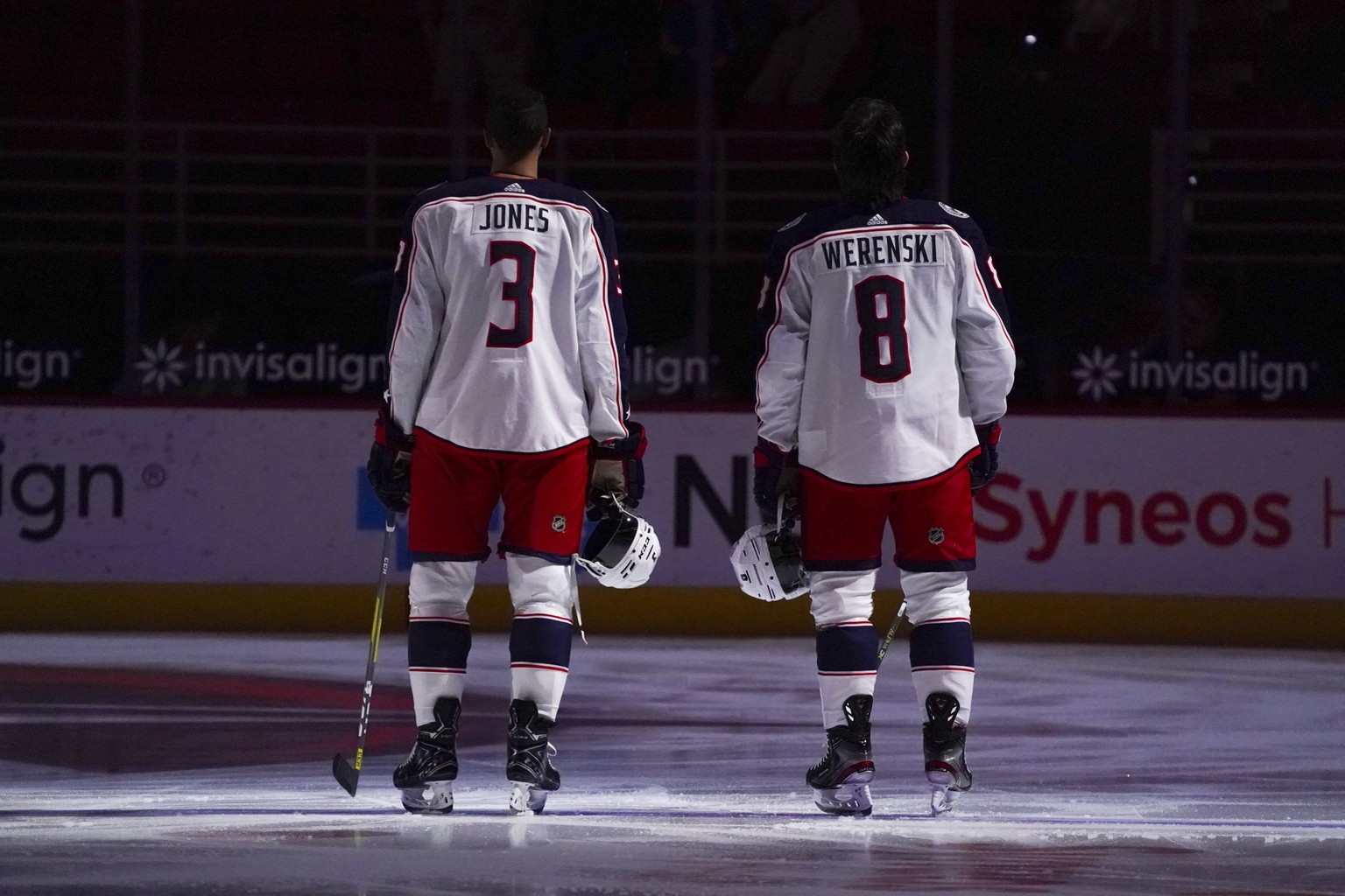 NHL, Eishockey Herren, USA Columbus Blue Jackets at Carolina Hurricanes, Mar 20, 2021 Raleigh, North Carolina, USA Columbus Blue Jackets defenseman Seth Jones 3 and defenseman Zach Werenski 8 looks on ...