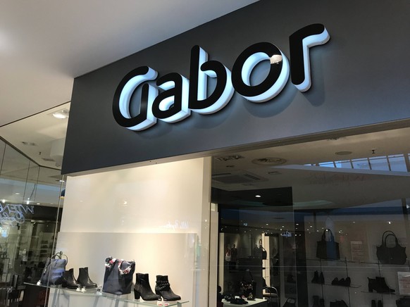 Logo vom Schuhgeschäft Gabor über einer Filiale in Hamburg 02.01.2019 *** Logo of the shoe shop Gabor above a branch in Hamburg 02 01 2019
