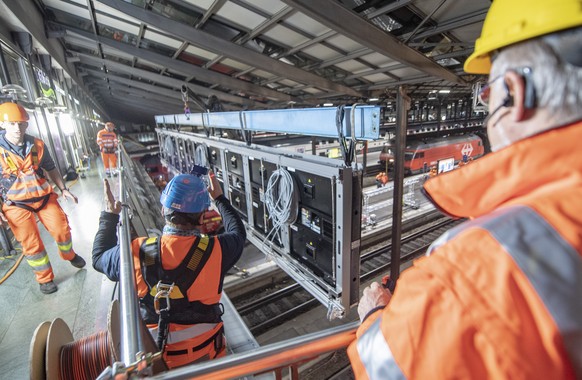 Eine der 10m langen digitalen Anzeigetafeln wird in der Nacht auf Mittwoch, 8. Mai 2019 im Bahnhof Luzern Montiert. In den naechsten Tagen werden im Bahnhof Luzern 10 neue Anzeigetafeln zu einer 100m  ...