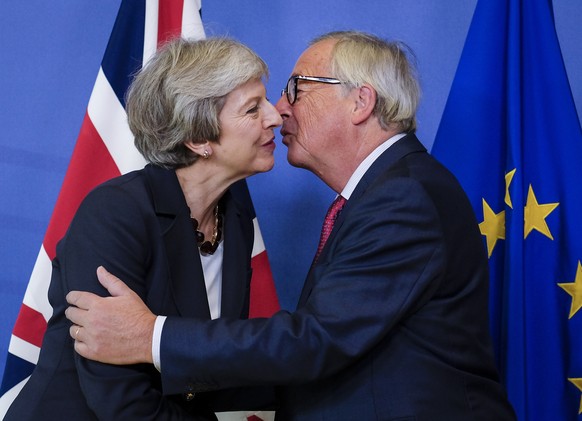 epa07100081 British Prime Minister Theresa May (L) is welcomed by European commission President Jean-Claude Juncker prior to the EU summit in Brussels, Belgium, 17 October 2018. Theresa May is set to  ...