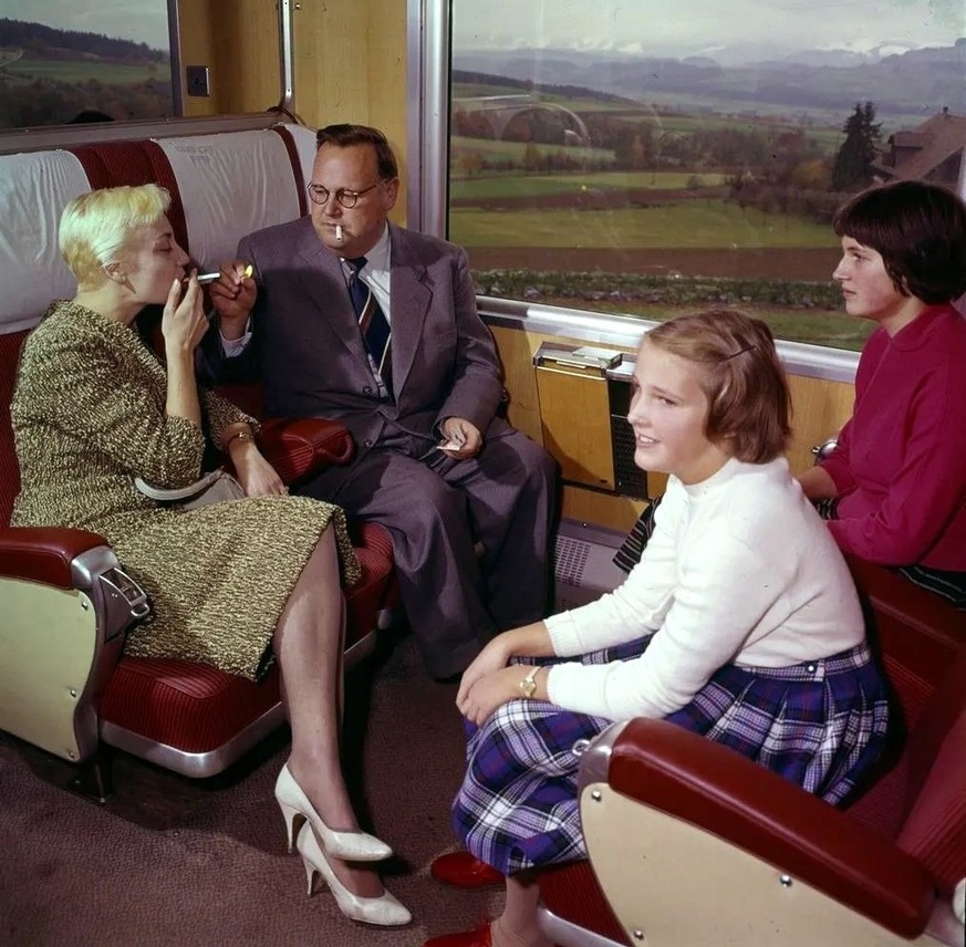 Bis vor 20 Jahren ein normales Bild: Ein Familienvater zündete seiner Frau 1960 in einem 1.-Klasse-Wagen der SBB eine Zigarette an.