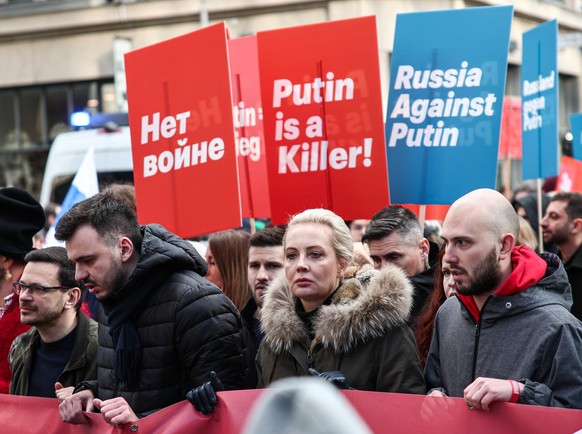 01.03.2025, Berlin: Julia Nawalnaja geht an der Spitze des Demonstrationszuges auf einer Anti-Putin-Demonstration in Berlin. Foto: Hannes P. Albert/dpa +++ dpa-Bildfunk +++ (KEYSTONE/DPA/Hannes P Albe ...