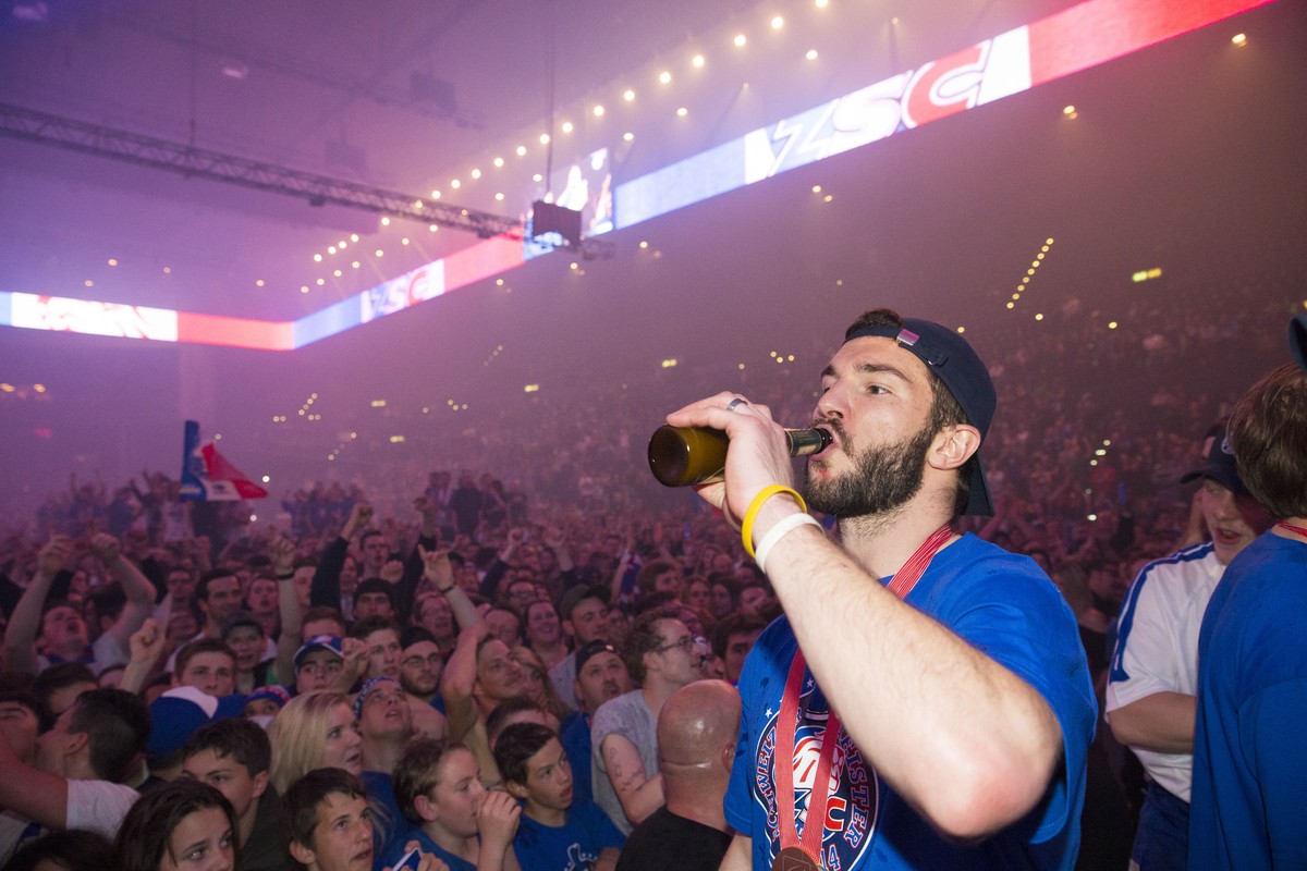 ZSC Lions Stuermer Dan Fritsche goennt sich einen Schluck Bier bei der Meisterfeier im Hallenstadion in Zuerich am Sonntag, 20. April 2014. Die ZSC Lions gewinnen die Schweizermeisterschaft nach ihrem ...