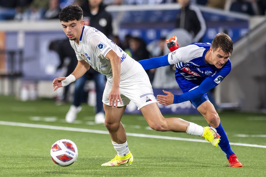 L&#039;attaquant lausannois Zeki Amdouni, gauche, lutte pour le ballon avec le defenseur lucernois Marco Burch, droite, lors de la rencontre de football de Super League entre le FC Lausanne-Sport, LS, ...