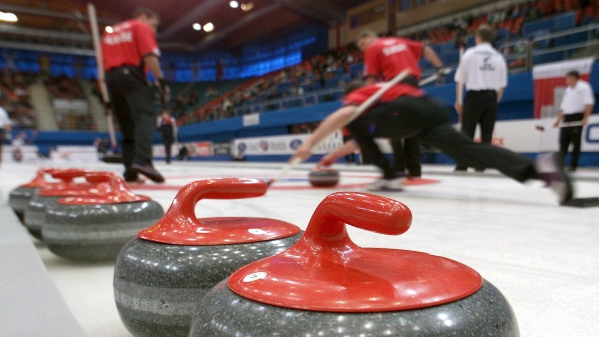 Swiss team throw the stones during the men's third round vs Canada team, at the the 2001 World curling championships, in Lausanne, Switzerland, on Sunday, April 1, 2001. (KEYSTONE/Fabrice Coffrin ...