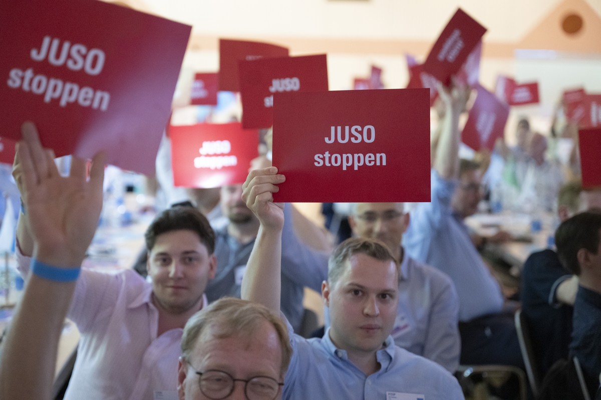 Eine Abstimmung der FDP Delegierten ueber die JUSO Initiative, anlaesslich der Delegiertenversammlung der FDP Schweiz vom Samstag, 28. Juni 2025 in Hergiswil im Kanton Nidwalden. (KEYSTONE/Urs Flueele ...
