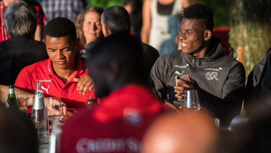 Swiss national team players Breel Embolo, right, and Manuel Akanji, left, enjoy a trip in the Grotto dei Pescatori on the shore of the Lugano Lake in Lugano, Switzerland, Friday, June 1, 2018. (KEYSTO ...