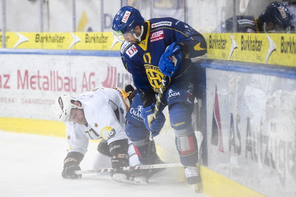 Davos&#039; Aaron Palushaj, rechts, gegen Servettes Tanner Richard, beim Eishockey-Qualifikationsspiel der National League zwischen dem HC Davos und dem Geneve-Servette HC, am Dienstag, 11. Februar 20 ...