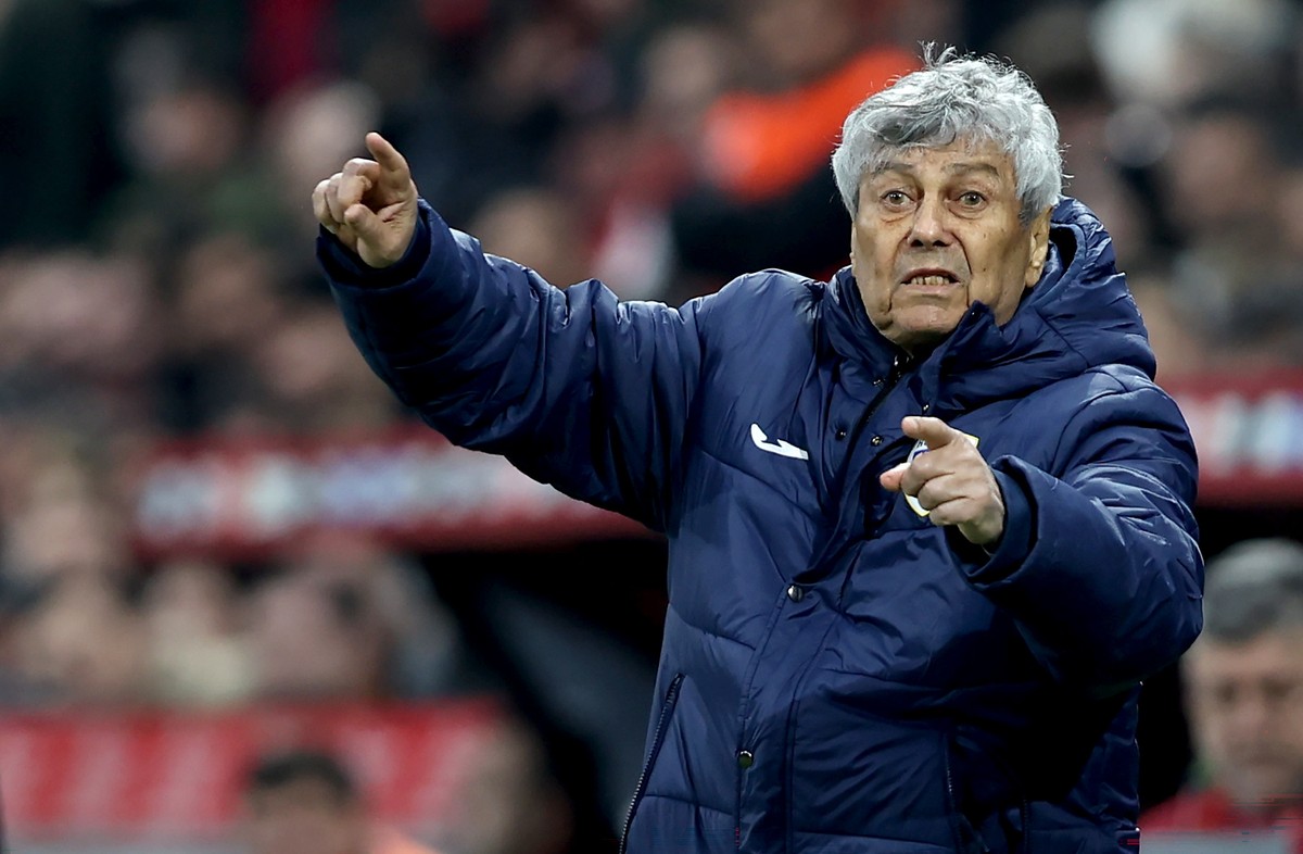 epa12851745 Romania head coach Mircea Lucescu gestures on the touchline during the FIFA World Cup 2026 European playoff between Turkey and Romania in Istanbul, Turkey, 26 March 2026. EPA/TOLGA BOZOGLU