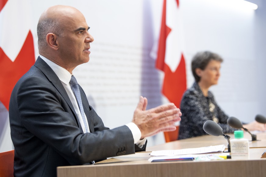 Bundesrat Alain Berset, links, und Bundespraesidentin Simonetta Sommaruga sprechen an einer ausserordentlichen Medienkonferenz zu den verschaerften Corona-Massnahmen, am Sonntag, 18. Oktober 2020, im  ...