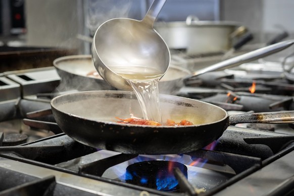 Pasta-Kochwasser der Pastasauce beifügen. So benötigst du kein Rahm.