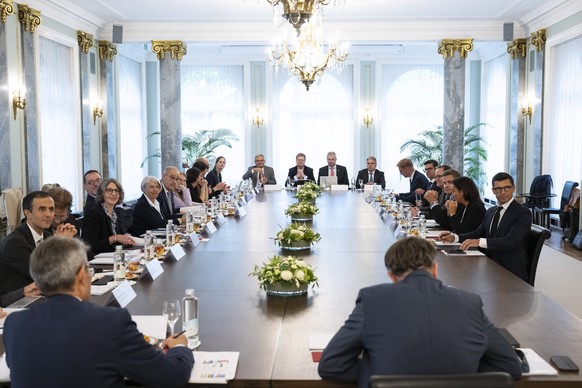 KEYPIX - Bundesrat Guy Parmelin und Bundesraetin Elisabeth Baume-Schneider, Mitte links, treffen sich mit Vertreter der Pharma Branche zu Gespraechen zu den US-Zoellen und Arzneimittelpolitik der USA, ...