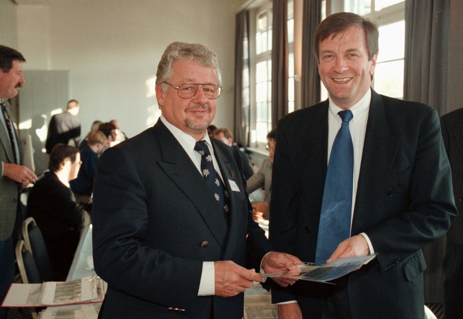 Franz A. Zoelch, Praesident der Nationalliga (r) und Werner Kohler, Zentralpraesident des Schweizerischen Eishockeyverbandes (l) leiteten am Samstag, 29. November 1997, in Bern eine nationale Sportkon ...