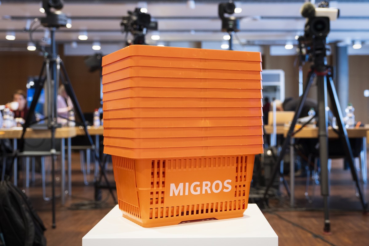 KEYPIX - Migros Einkaufskoerbe stehen bereit, vor einer Medienkonferenz der Migros, am Montag, 26. Oktober 2026 in Bern. (KEYSTONE/Peter Klaunzer)