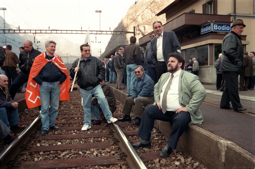 Lega-Nationalrat Flavio Maspoli (vorne rechts) und Arbeiter protestieren gegen die Schliessung des Stahlwerks Monteforno.