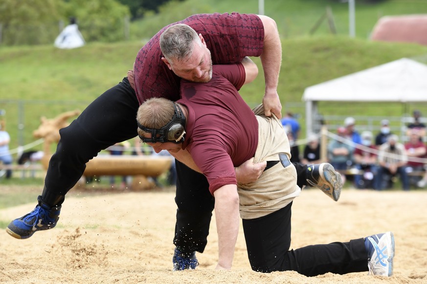 Schwingerkoenig Christian Stucki (oben) bezwingt Christoph Bieri (unten) im fuenften Gang am 114. Aargauer Kantonalschwingfest in Lenzburg am Sonntag, 6. Juni 2021. (KEYSTONE/Alexander Wagner)