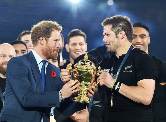 Prinz Harry erweist Neuseelands Captain&nbsp;Richie McCaw bei der Pokalübergabe die Ehre.