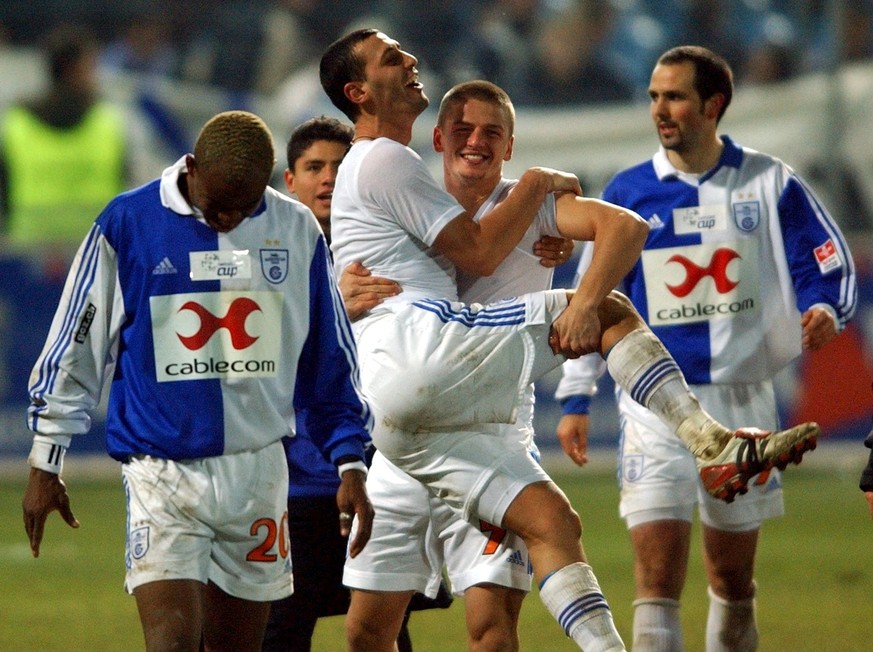 Die Grasshoppers Mihai Tararache, links, und Mladen Petric im Siegesrausch nach dem 6-5 Sieg, beim Fussball Cup Halbfinalspiel zwischen den Grasshoppers und dem FC Zuerich, am Mittwoch, 3. Maerz 2004, ...