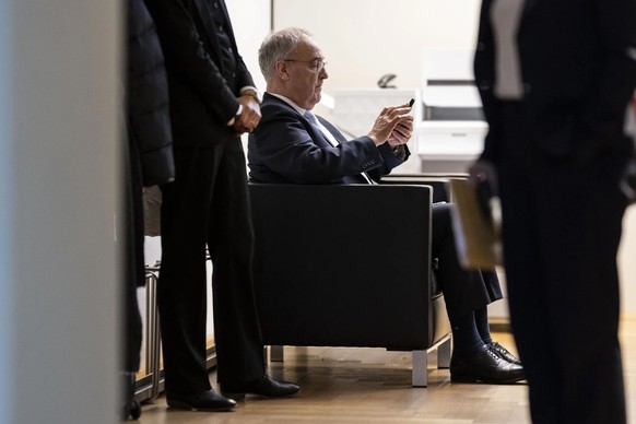 Emojis im Bundesratschat: Bundespräsident Guy Parmelin am Rande einer SVP-Fraktionssitzung am Smartphone.