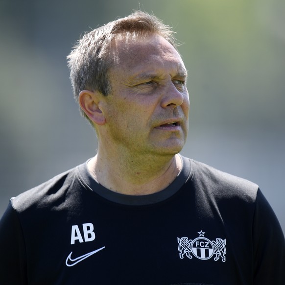 FCZ Trainer Andre Breitenreiter beim Training mit dem FC Zuerich zum Saisonauftakt auf der Allmend in Zuerich am Mittwoch, 16. Juni 2021. (KEYSTONE/Walter Bieri)