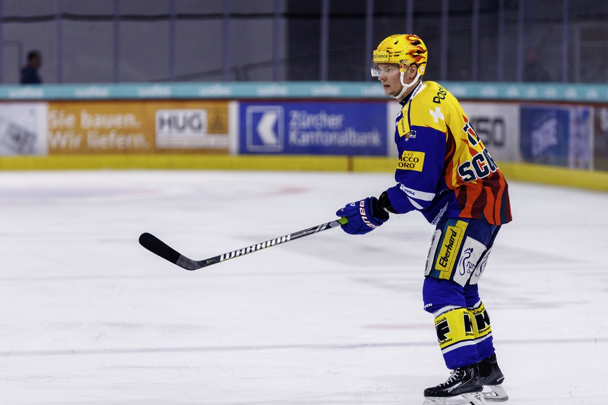 EHC Kloten PostFinance Top Scorer Miro Aaltonen waehrend dem Eishockey-Meisterschaftsspiel der National League zwischen den Teams EHC Kloten und HC Lugano am Mittwoch, 18. Dezember 2024, in Kloten. (P ...